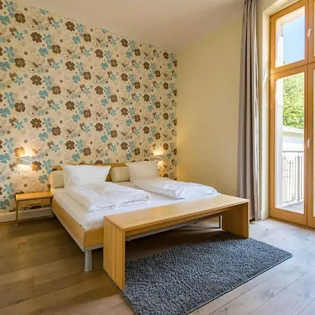 Julius App 6 Pop Art アパート