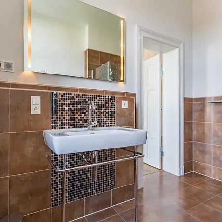 Julius App 6 Pop Art アパート